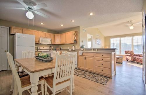 Η κουζίνα ή μικρή κουζίνα στο Private Dock and Lake Ozark Views Waterfront Haven