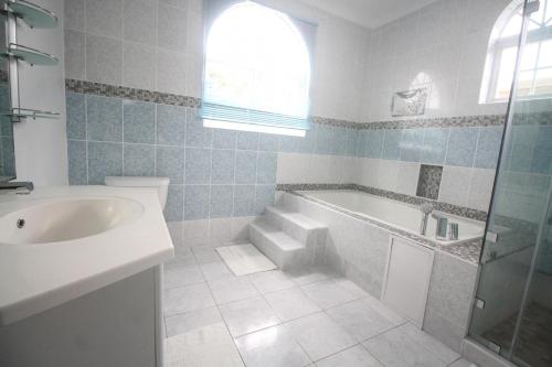 Ένα μπάνιο στο Summer Breeze Vacation Home