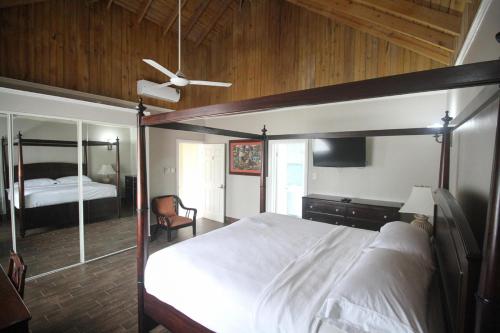 Ένα ή περισσότερα κρεβάτια σε δωμάτιο στο Summer Breeze Vacation Home