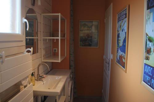 a bathroom with a sink and a mirror at Gîte de la Tuillère, maison contemporaine en bois avec vue et piscine in Saint-Aulaire