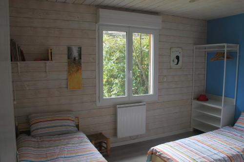 Krevet ili kreveti u jedinici u objektu Gîte de la Tuillère, maison contemporaine en bois avec vue et piscine