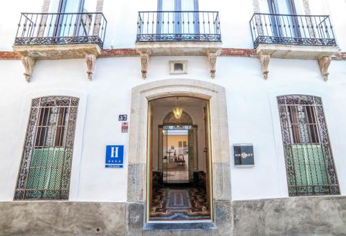 
a building with a door leading to a stairway at Hotel Madinat in Córdoba
