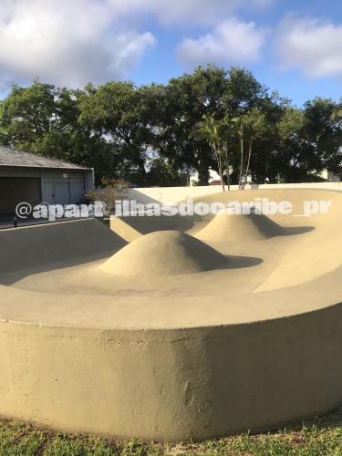 a skateboard ramp at a skate park at Apto Cond Ilhas do Caribe - Pr - Beira Mar in Matinhos