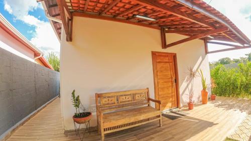 a wooden bench sitting on a wooden deck at recanto palmeira imperial Holambra SP in Holambra