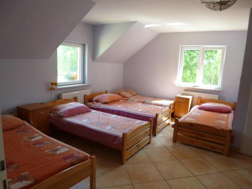 Tempat tidur dalam kamar di Orlik-Zakątek Wysiadłów