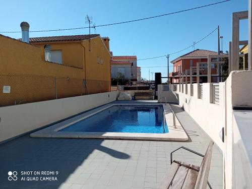 uma piscina no telhado de um edifício em Acogedor adosado muy cerca de la playa em Almazora