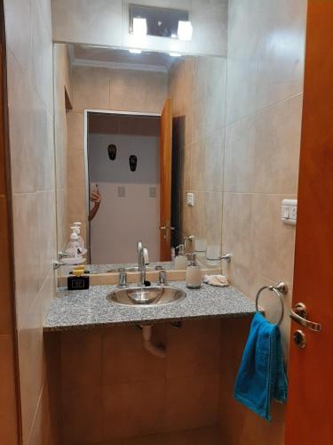 La salle de bains est pourvue d'un lavabo et d'un miroir. dans l'établissement Via Almafuerte, à Concepción del Uruguay