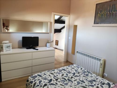 1 dormitorio con cama y vestidor con TV en Falagueira, en Monforte de Lemos