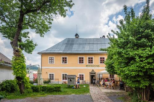 Apartmány Scharffenberg في بانسكا شتيفنيتسا: مبنى أصفر كبير يقف أمامه الناس
