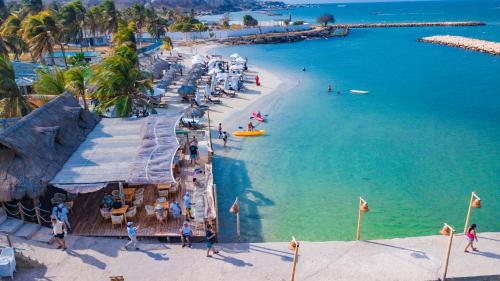 una vista aérea de una playa con gente y agua en Palmarito Beach Hotel, en Tierra Bomba