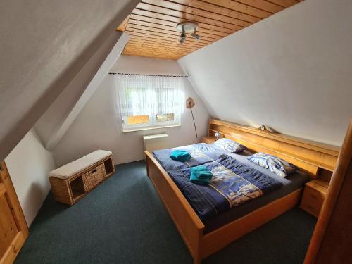 Tempat tidur dalam kamar di Ferienhaus Am Becherberg