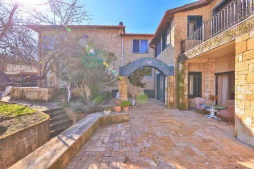 a courtyard of a house with a stone walkway at Çetmihan Hotel in Kucukkuyu