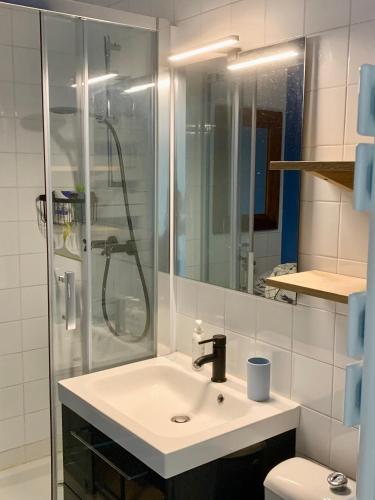 a bathroom with a sink and a shower at Vue Magnifique Face Mer in La Baule