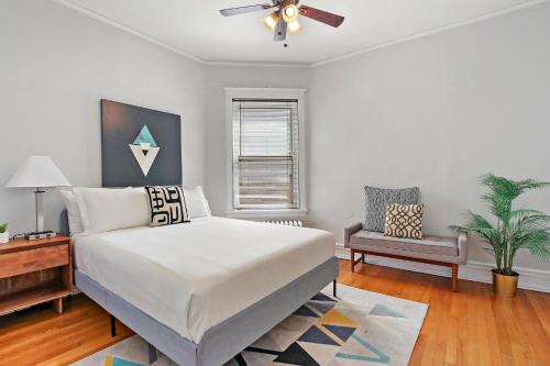 um quarto com uma cama e uma ventoinha de tecto em Stylish and Expansive 2BR Apt with Balcony - Buckingham 3 em Chicago