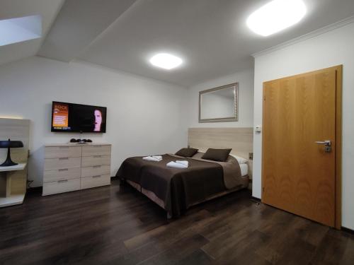Postel nebo postele na pokoji v ubytování Horský Apartmán C303 v Anenském údolí se saunovým wellness a snídaní v ceně pobytu, O2 TV a stabilní rychlou WIFI - by Relax Harrachov
