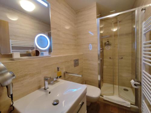Kúpeľňa v ubytovaní Horský Apartmán C303 v Anenském údolí se saunovým wellness a snídaní v ceně pobytu, O2 TV a stabilní rychlou WIFI - by Relax Harrachov