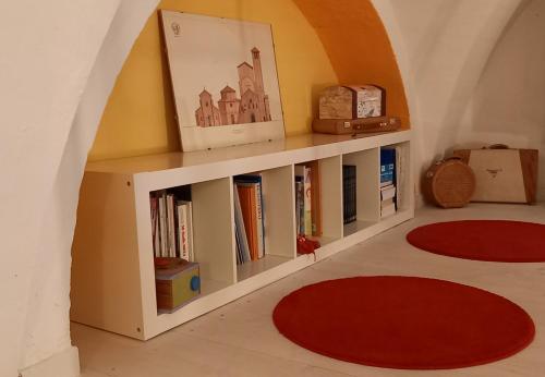 a room with a book shelf with books at Ars Amandi in Sulmona