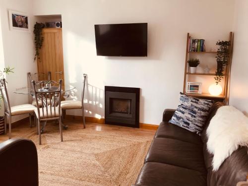 Logan Home في ستورنووي: غرفة معيشة مع أريكة ومدفأة