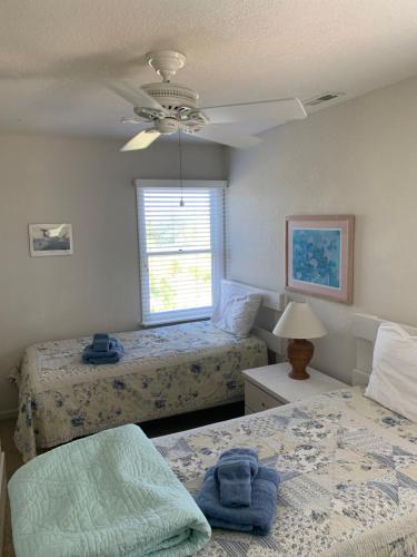 Postel nebo postele na pokoji v ubytování Pets OK Rest A Shored A Secure and Comfortable Home Flat Screen T Vs In All Rooms Fully Stocked With Plenty Of Amenities Private Inground Pool Gas Fireplace Rents Sat to Sat Full Weeks only