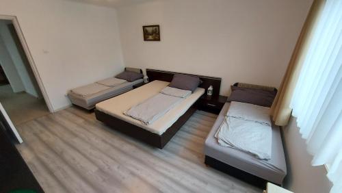 Zimmer mit 3 Betten in einem Zimmer in der Unterkunft Kiss-Szőllősi Vendègház in Debrecen