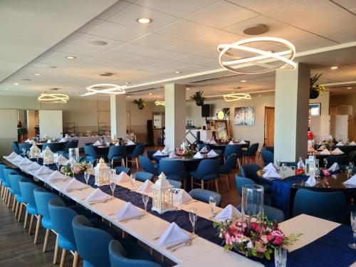 En restaurant eller et andet spisested på Holiday Inn Resort Oceanfront at Surfside Beach, an IHG Hotel