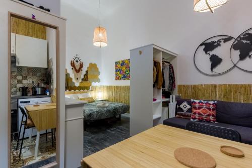 A seating area at Social - kitchen home - apartment Madrid