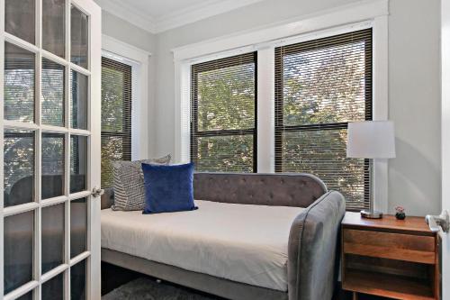 Ένα ή περισσότερα κρεβάτια σε δωμάτιο στο Comfy and Chic 2BR Apt close to Shops - Sunnyside 2F