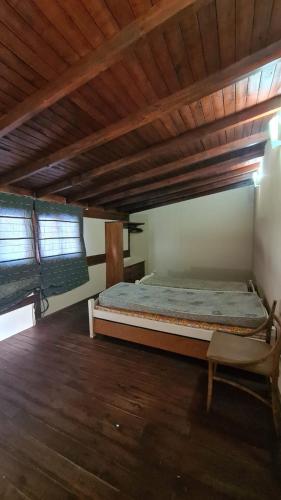een slaapkamer met een bed en een houten plafond bij Duplex frente al mar in Mar del Plata