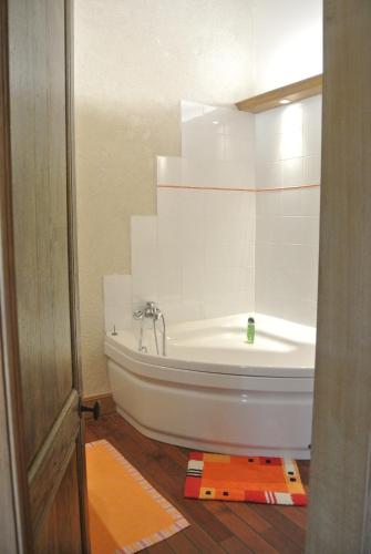uma casa de banho com banheira num quarto em Le Château de mon Père em Villiers-aux-Corneilles