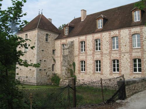 un grand bâtiment en briques avec un toit brun dans l'établissement Le Château de mon Père, à Villiers-aux-Corneilles