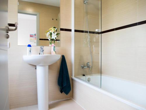 a bathroom with a sink and a shower at Apartamento Puerta del Sol in Conil de la Frontera