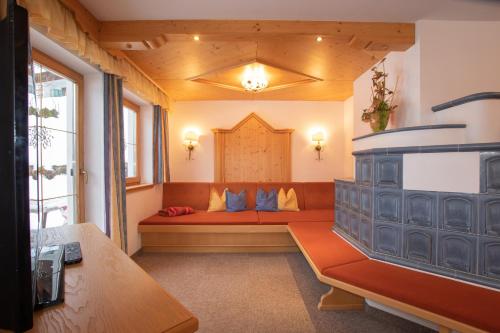 una sala de estar con un sofá rojo en una habitación en Ferienwohnung Schatzberg Panorama WILD445 en Oberau
