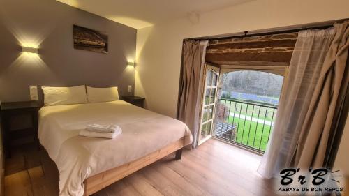 1 dormitorio con cama y ventana grande en Brb en Laniscat