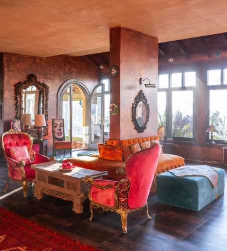 a living room with a couch and a table at Çetmihan Hotel in Kucukkuyu