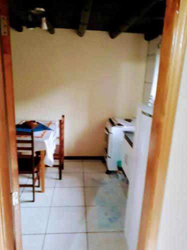 モンテ・ヴェルデにあるChalé MJFのコンロとテーブルのあるキッチン