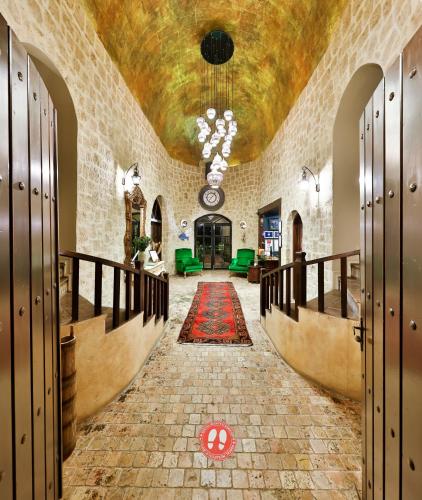 a hallway with a room with a ceiling at Çetmihan Hotel in Kucukkuyu