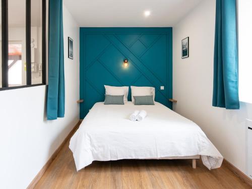 Een bed of bedden in een kamer bij Aventures modernes