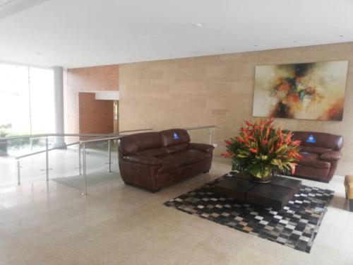 O zonă de relaxare la Hermosa habitación privada en conjunto residencial cerca al Aeropuerto y terminal de Bogotá, zonas comunes se comparten con 1 persona
