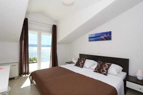 Un pat sau paturi într-o cameră la Apartments Dado Trogir