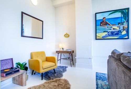 منطقة جلوس في Spacious Sterchi Loft Getaway- Downtown Getaway