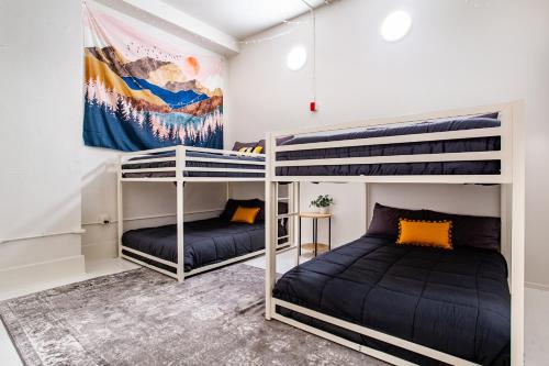 Katil dua tingkat atau katil-katil dua tingkat dalam bilik di Spacious Sterchi Loft Getaway- Downtown Getaway
