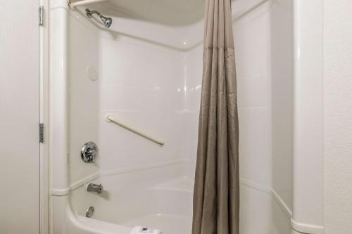 y baño con ducha y cortina de ducha. en Motel 6-West Des Moines, IA en West Des Moines