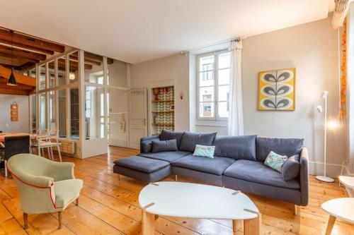 O zonă de relaxare la Faubourg furnished house