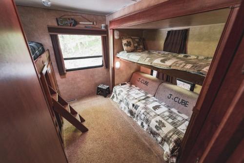 a small room with two bunk beds and a window at Rv adventure Roscoe Pet friendly in Roscoe