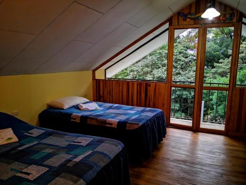 Ліжко або ліжка в номері Monteverde Ecolodge