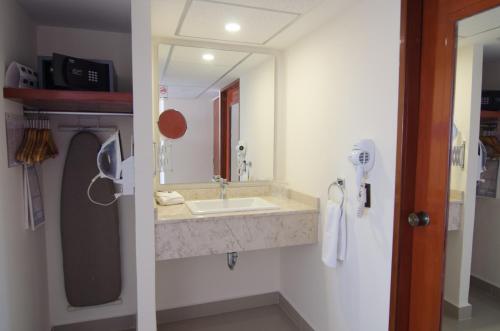 Bilik mandi di Hotel Hostal de Cortés