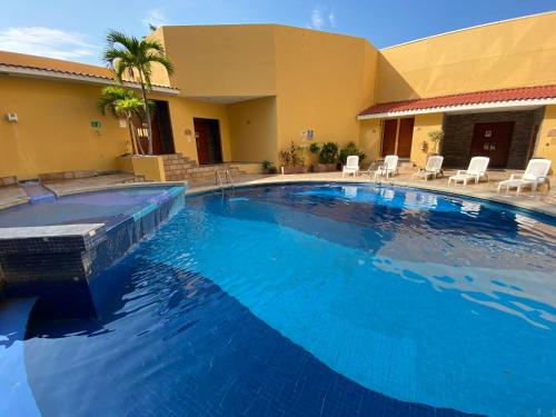 Bazén v ubytování Comfort Inn Veracruz nebo v jeho okolí