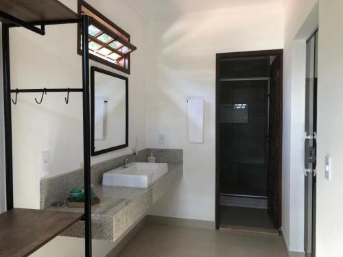 bagno con lavandino e specchio di Casa Funchal Master a Lençóis