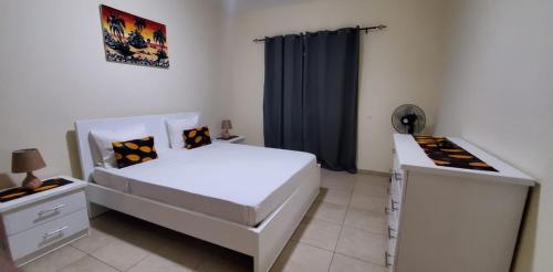 sypialnia z dużym białym łóżkiem i biurkiem w obiekcie Apartamento Teixeira w Espargos