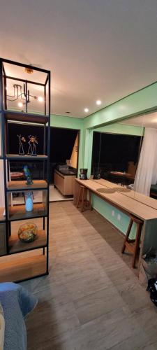 een kamer met een tafel en een kamer met een bureau bij Eco Resort - Praia dos Carneiros - ao lado da Igrejinha 227 in Tamandaré